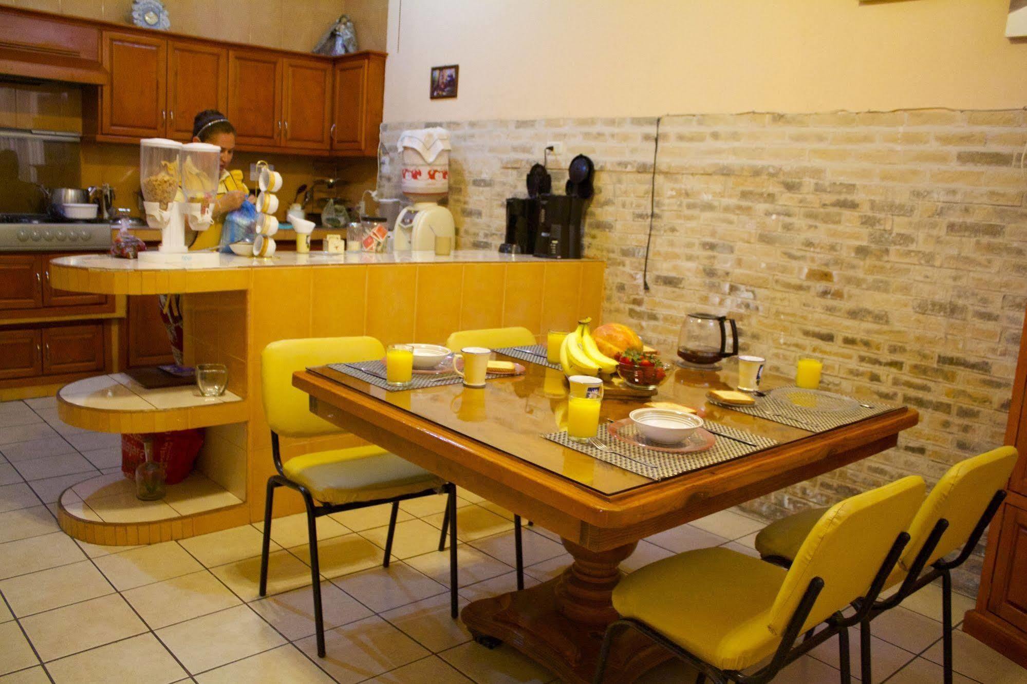 グアダラハラ Residencia Los Angeles Bed & Breakfast エクステリア 写真